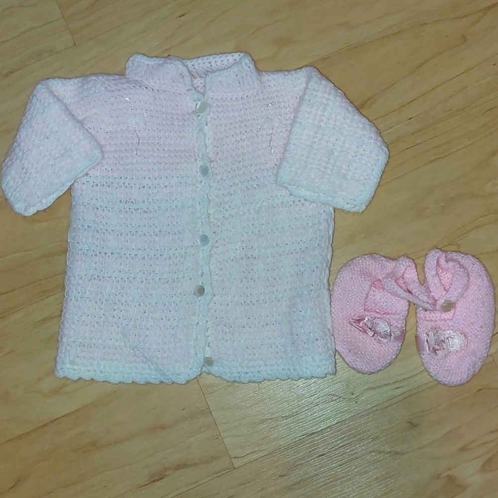 Vtg Hand Knit Baby Sweater and Slippers size 0-3 Months
